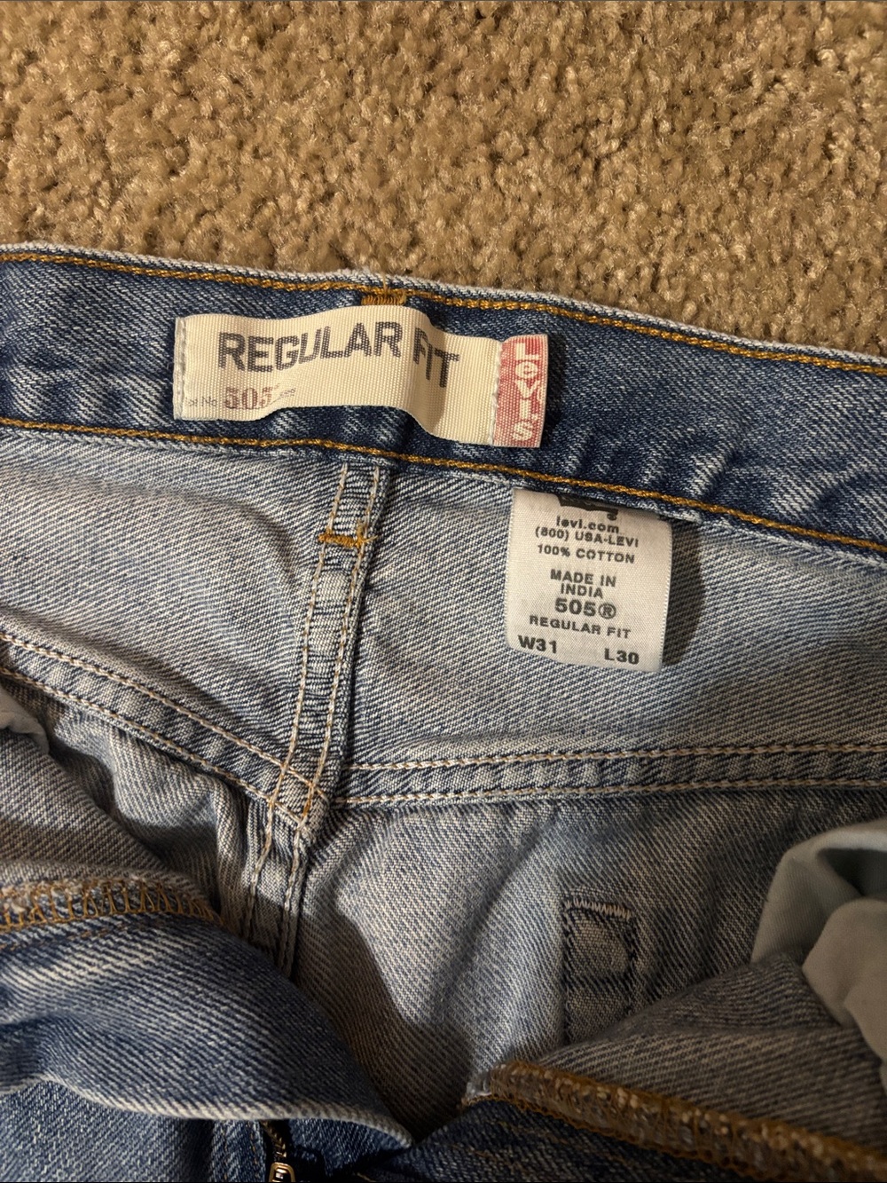 Vintage 505 Levi 100% Cotton Blue Denim Jeans - Classic Five-Pocket Style
31x30 - Picture 2 of 3